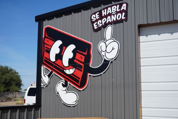 Acm Sign Xenix Mascot Se Habla Espanol Xenix Graphics mascot sign with Se Habla Español at the Xenix Graphics shop in Dumas, TX